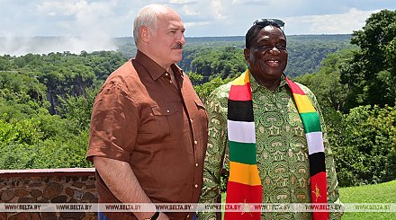 В последний день визита в Зимбабве Александр Лукашенко вместе с Эммерсоном Мнангагвой посетили водопад Виктория