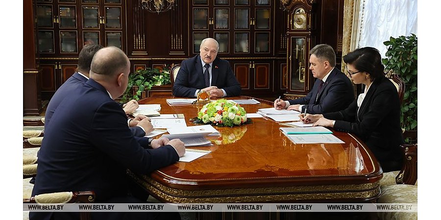 Александр Лукашенко обратил внимание Пиневича на лечение людей в районах и анонсировал внезапные проверки