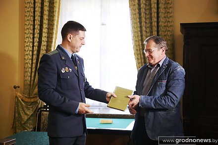 Гродненская региональная таможня передала Гродненскому государственному историко-археологическому музею 16 старинных книг и швейную машинку