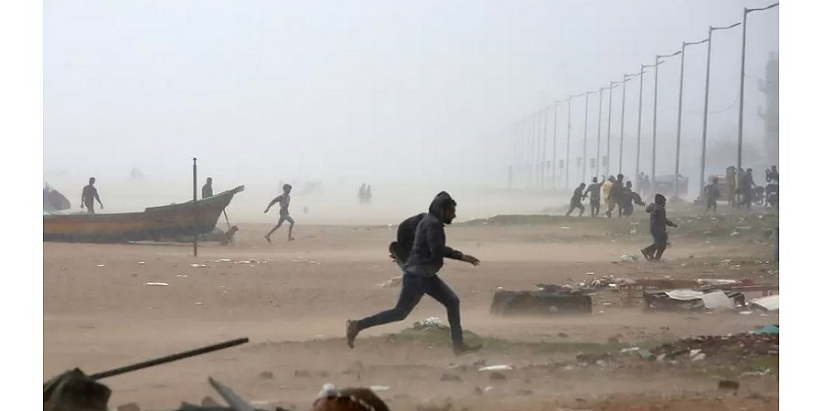 Власти Индии эвакуируют людей с восточного побережья из-за циклона "Гулаб"