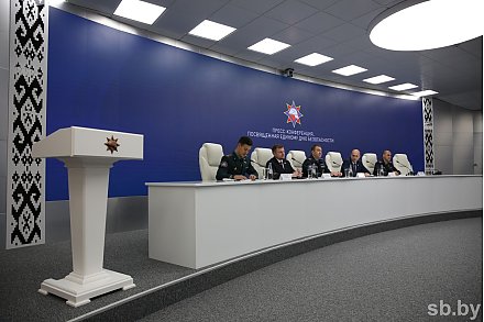 Избегать узких проходов и не держать руки в карманах: в МВД напомнили правила безопасного поведения в толпе