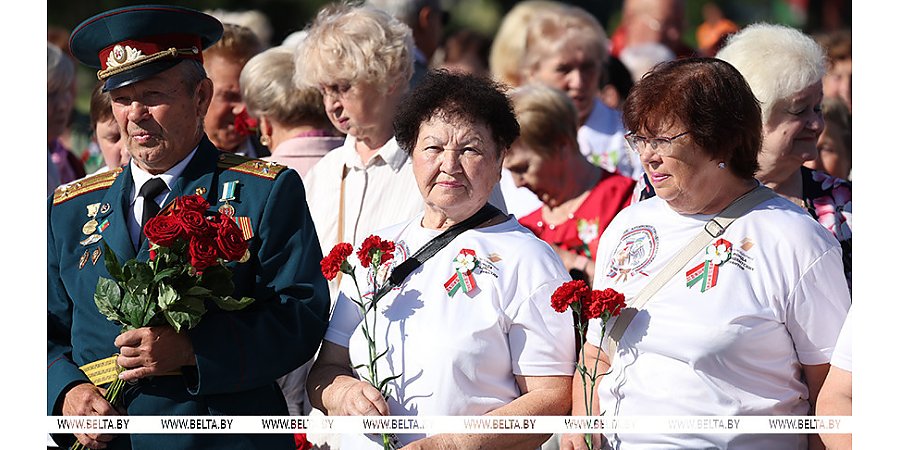 Народное возложение цветов и венков к монументу Победы проходит в Минске 