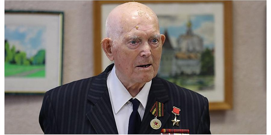 Александр Лукашенко поздравил Героя Советского Союза Василия Мичурина с юбилеем