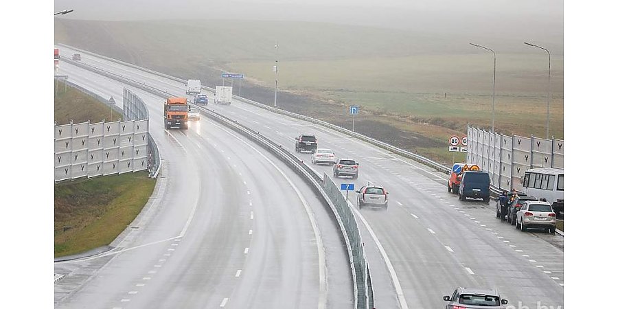 ГАИ призывает водителей и пешеходов быть предельно осторожными в связи со сложными погодными условиями
