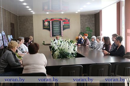 Как отстоять права при дисциплинарном взыскании? Это объяснила правовой инспектор работникам ТЦСОН Вороновского района в рамках правового просвещения