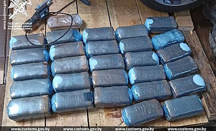 Гродненские таможенники пресекли ввоз более 38 кг гашиша, спрятанного в баке автомобиля