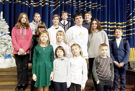 В хороводе с друзьями. На губернаторскую елку были приглашены вороновские школьники