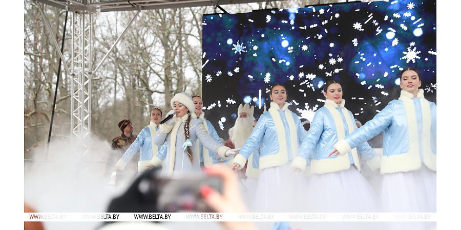 "Новым годом пахнет". Снегурочку встретили в поместье Деда Мороза в Беловежской пуще
