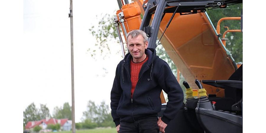 Машинист экскаватора Вороновского предприятия мелиоративных систем Юрий Сакович награжден медалью «За трудовые заслуги»