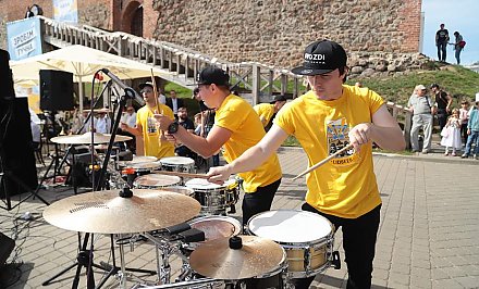 Бой барабанов и волны музыкального драйва. В Лиде тожественно открыли фестиваль хмеля, солода и воды Lidbeer (+видео)