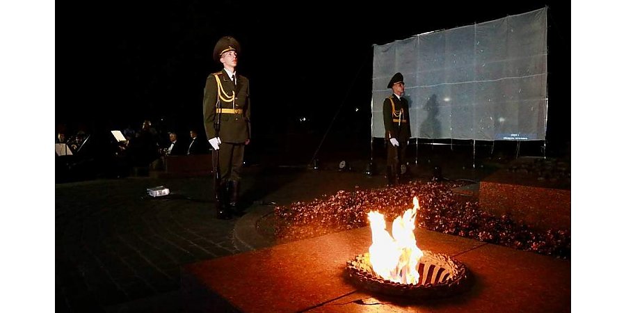 ФОТОФАКТ: Акция "Память" проходит у Вечного огня в парке Жилибера