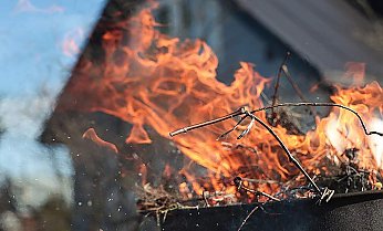 Можно ли сжигать мусор на дачном участке?