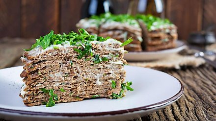 Нежный печеночный торт: простое и вкусное угощение для любого стола