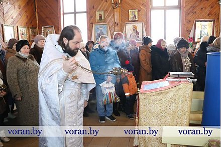 Православные христиане празднуют Крещение Господне (Дополнено, Фото)