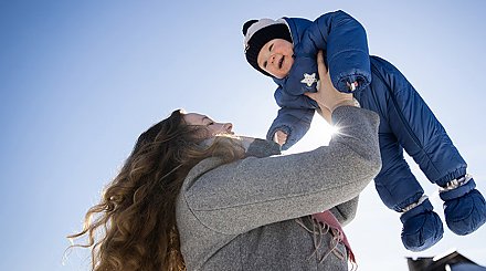 Пособия по уходу за ребенком в возрасте до трех лет увеличиваются с 1 февраля