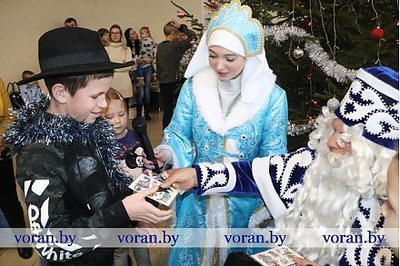 Сто пятнадцать мальчишек и девчонок Вороновщины кружились в хороводе на благотворительной районной елке