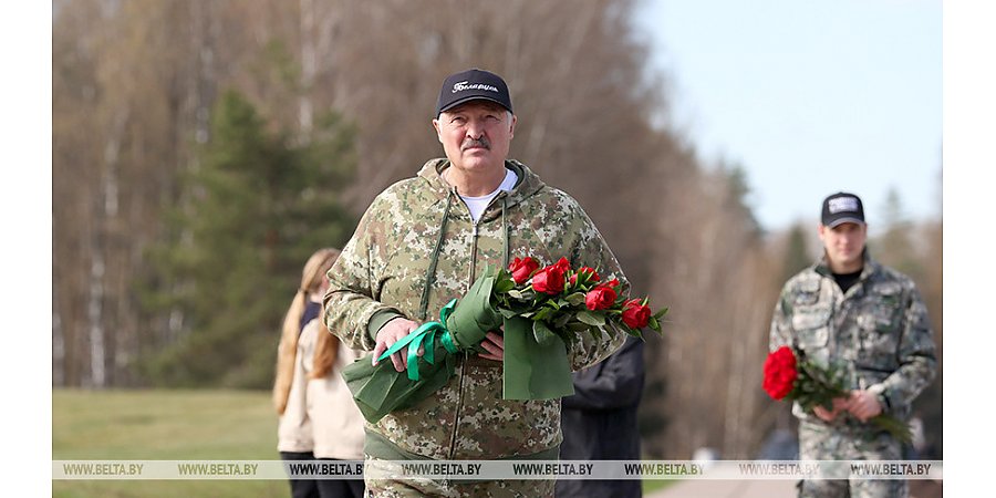 "Каждый год надо привносить изюминку". Александр Лукашенко на субботнике трудится в мемориальном комплексе "Хатынь"