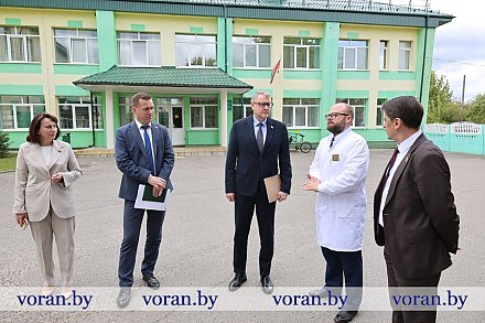Помощник Президента-инспектор по Гродненской области Константин Бурак встретился с трудовым коллективом Вороновской центральной районной больницы и посетил ряд объектов в районе 