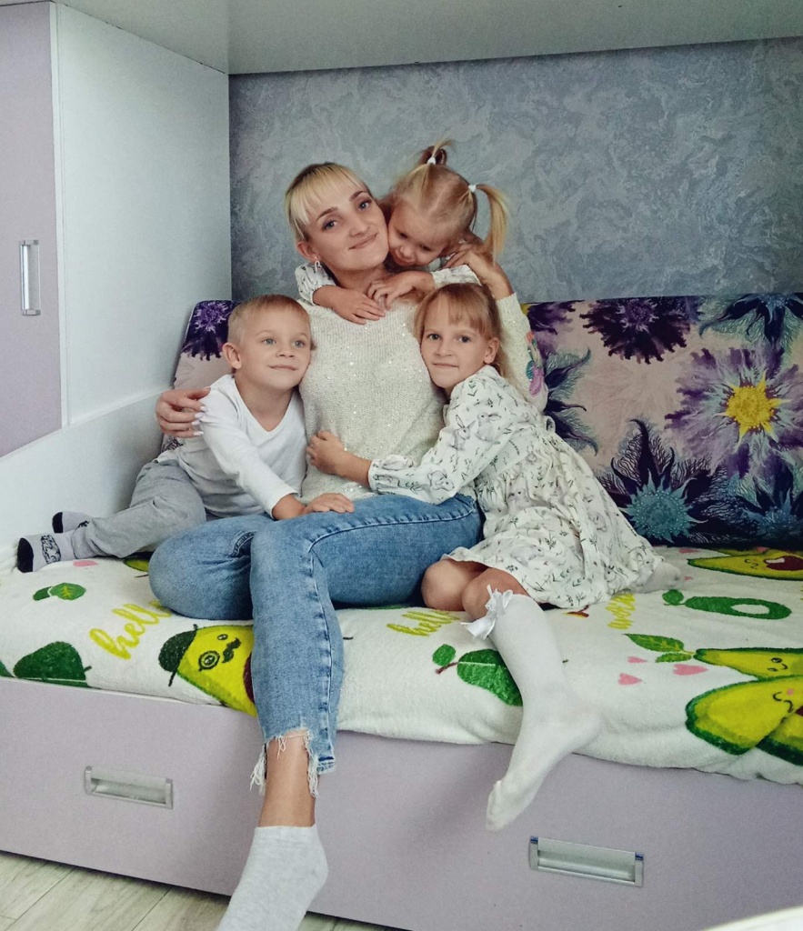 В маминых объятиях мама Алёна, дочки Виолетта, Ульяна и сынок Кирилл.jpg