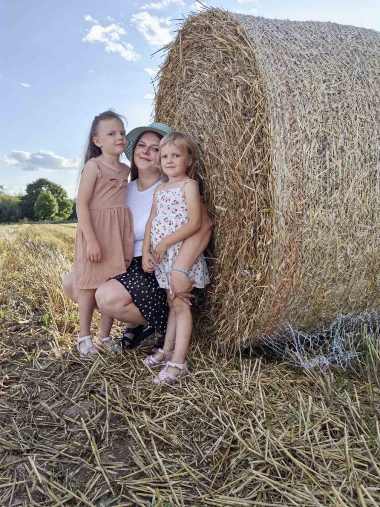 Козловская Божена , и дочки Елизавета и Милена, д. Енчи.jpg