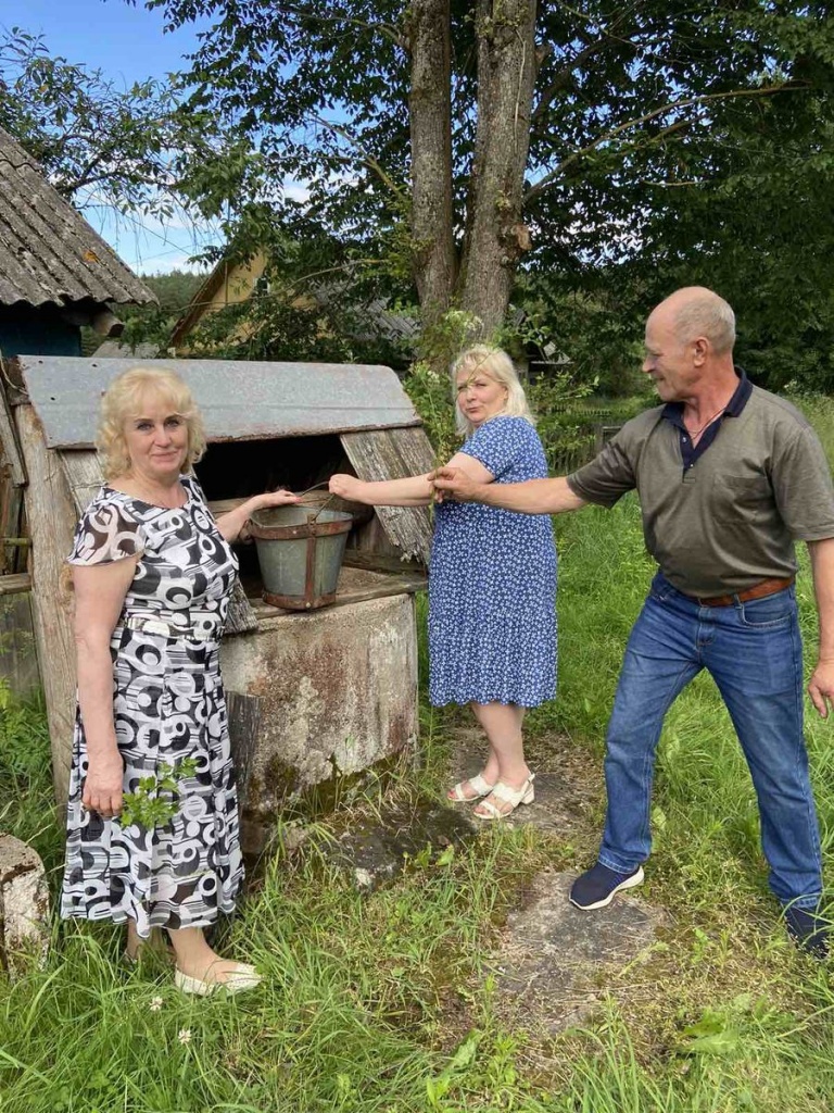 Приезжай на дачу говорили они. Приехал в гости в деревню. Гости в деревне. Бабушка рисунок. Деревенская бабушка.