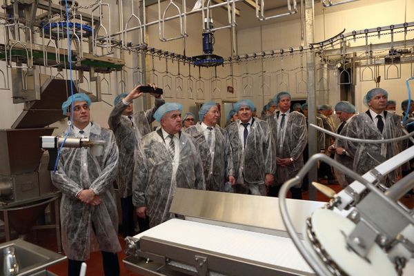 Ðавод по пÑоизводÑÑÐ²Ñ Ð¿ÑодÑкÑии из мÑÑа индейки оÑкÑÑлÑÑ Ð² ÐидÑком Ñайоне 16 ÑнваÑÑ Ð² ÐидÑком Ñайоне в ÑоÑжеÑÑвенной обÑÑановке оÑкÑÑли пÑедпÑиÑÑие по пÑоизводÑÑÐ²Ñ Ð¿ÑодÑкÑии из мÑÑа индейки. ÐоÑноÑÑи завода, возведенного Ñ ÑÑаÑÑием лиÑовÑкого капиÑала, на пеÑвонаÑалÑном ÑÑапе позволÑÑÑ Ð²ÑпÑÑкаÑÑ Ð´Ð¾ 5,5 ÑÑÑ. Ñ Ð³Ð¾Ñовой пÑодÑкÑии в год. Ðа Ñнимке: 1. ÑеÑ-Ð¿Ð¾Ð²Ð°Ñ ÑеÑÑоÑана "ARVI" СÑеÑан СмиÑ. 2. помоÑник ÐÑезиденÑа РеÑпÑблики ÐелаÑÑÑÑ, главнÑй инÑпекÑÐ¾Ñ Ð¿Ð¾ ÐÑодненÑкой облаÑÑи СеÑгей Ровнейко и пÑедÑедаÑÐµÐ»Ñ ÐидÑкого ÑайиÑполкома ÐиÑ
аил ÐаÑповиÑ. 3. пÑедÑедаÑÐµÐ»Ñ Ð¿ÑÐ°Ð²Ð»ÐµÐ½Ð¸Ñ Ð³ÑÑÐ¿Ð¿Ñ ÐºÐ¾Ð¼Ð¿Ð°Ð½Ð¸Ð¹ "ARVI" ÐидманÑÐ°Ñ ÐÑÑинÑкаÑ. 4. помоÑник ÐÑезиденÑа РеÑпÑблики ÐелаÑÑÑÑ, главнÑй инÑпекÑÐ¾Ñ Ð¿Ð¾ ÐÑодненÑкой облаÑÑи СеÑгей Ровнейко. 5. ÐенеÑалÑнÑй диÑекÑÐ¾Ñ ÐÐÐ "ÐлвоÑа2 Ðиколай ÐолеÑник (ÑпÑава) вÑÑÑÐ°ÐµÑ ÑимволиÑеÑкий клÑÑ Ð¿ÑедÑедаÑÐµÐ»Ñ Ð¿ÑÐ°Ð²Ð»ÐµÐ½Ð¸Ñ Ð³ÑÑÐ¿Ð¿Ñ ÐºÐ¾Ð¼Ð¿Ð°Ð½Ð¸Ð¹ "ARVI" ÐидманÑаÑÑ ÐÑÑинÑкаÑÑ. 6 пÑедÑедаÑÐµÐ»Ñ Ð¿ÑÐ°Ð²Ð»ÐµÐ½Ð¸Ñ Ð³ÑÑÐ¿Ð¿Ñ ÐºÐ¾Ð¼Ð¿Ð°Ð½Ð¸Ð¹ "ARVI" ÐидманÑÐ°Ñ ÐÑÑинÑкаÑ, помоÑник ÐÑезиденÑа РеÑпÑблики ÐелаÑÑÑÑ, главнÑй инÑпекÑÐ¾Ñ Ð¿Ð¾ ÐÑодненÑкой облаÑÑи СеÑгей Ровнейко, ЧÑезвÑÑайнÑй и полномоÑнÑй ÐоÑол ÐиÑÐ²Ñ Ð² РеÑпÑблики ÐеÐ