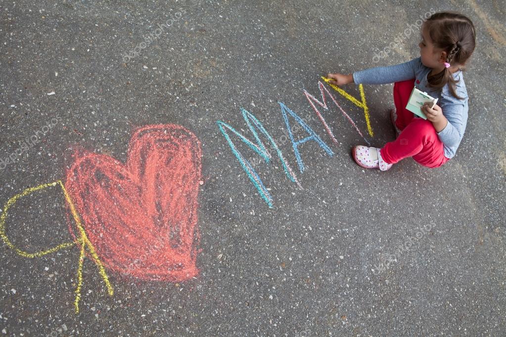 Ребенок любит писать. Дети на асфальте мама. Ребенок нарисовал маму на асфальте. Ребенок пишет на асфальте. Сердце на асфальте.
