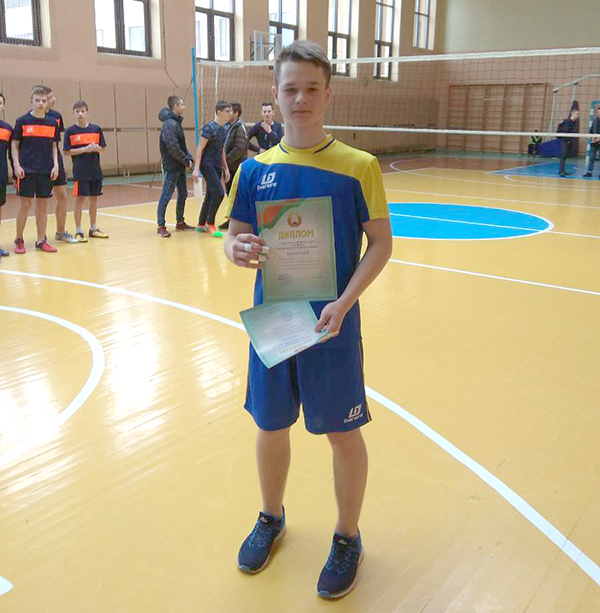 вести волейбол